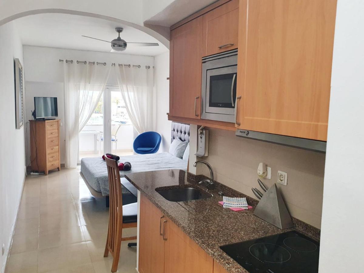 Lagos Main Avenue Studio With Marina View Balcony Bagian luar foto