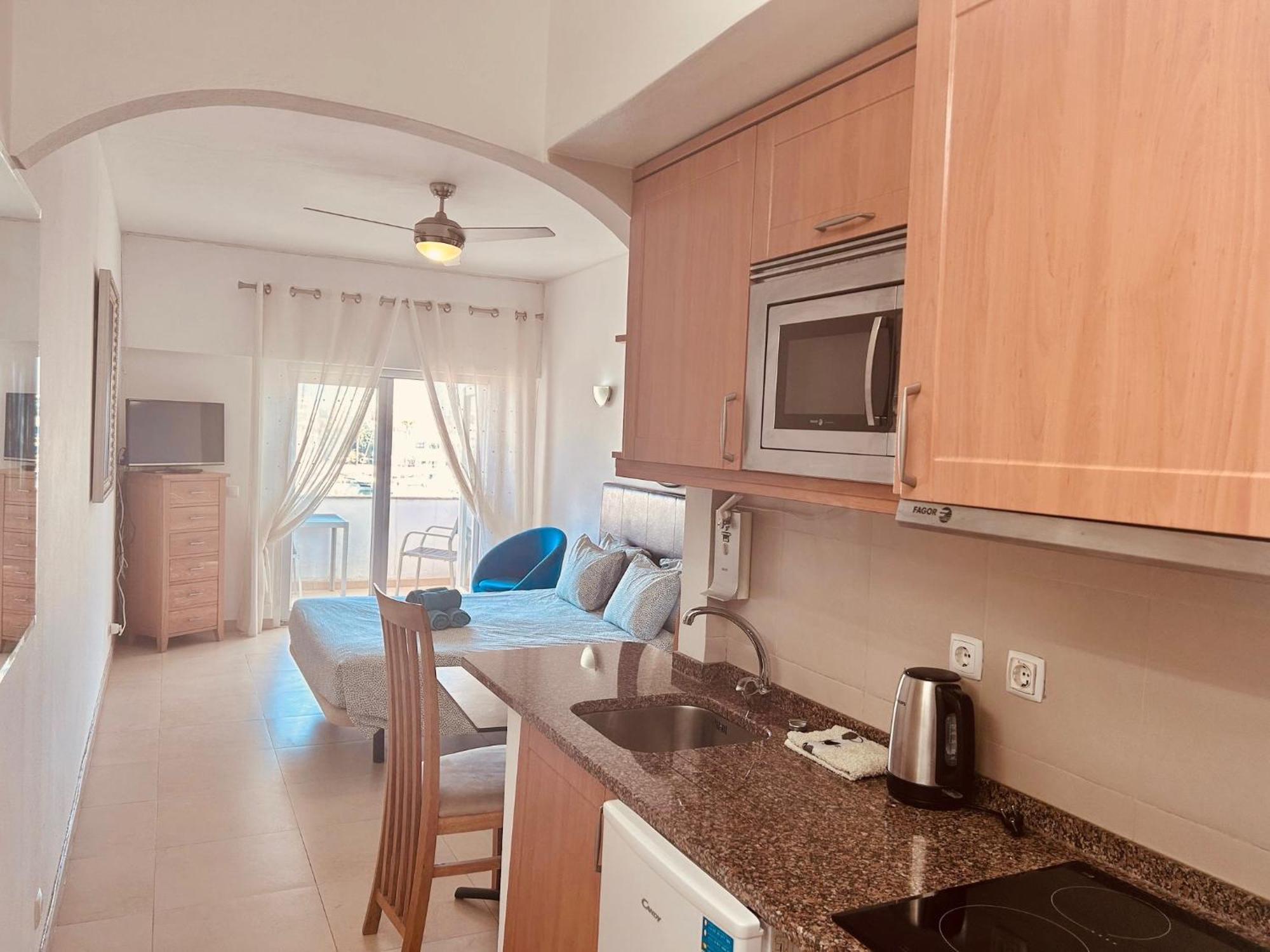 Lagos Main Avenue Studio With Marina View Balcony Bagian luar foto