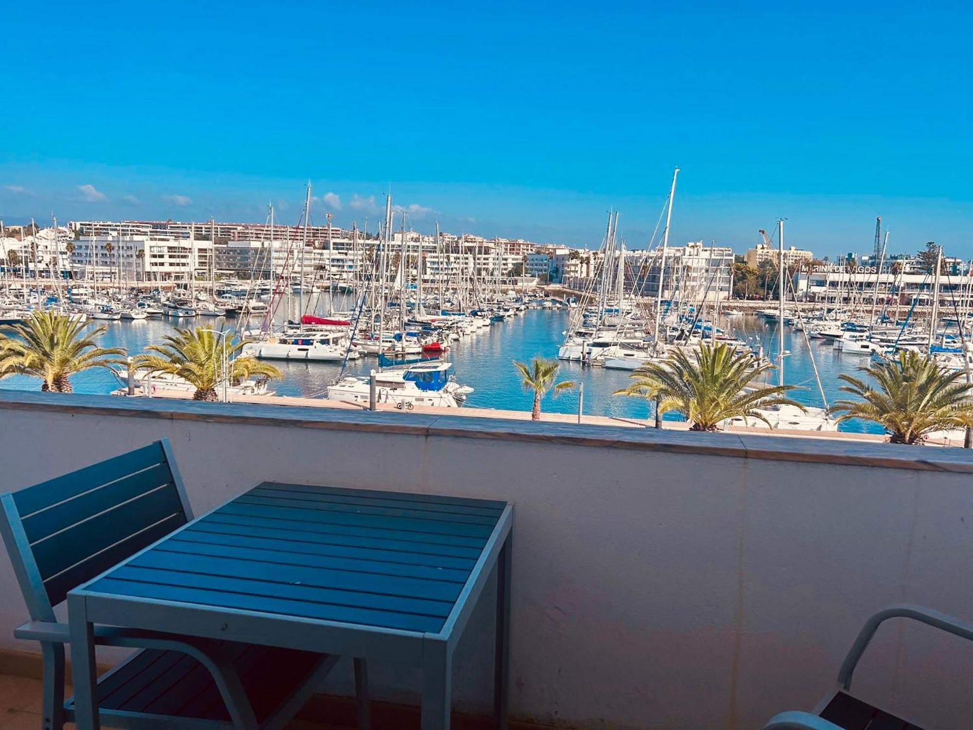 Lagos Main Avenue Studio With Marina View Balcony Bagian luar foto